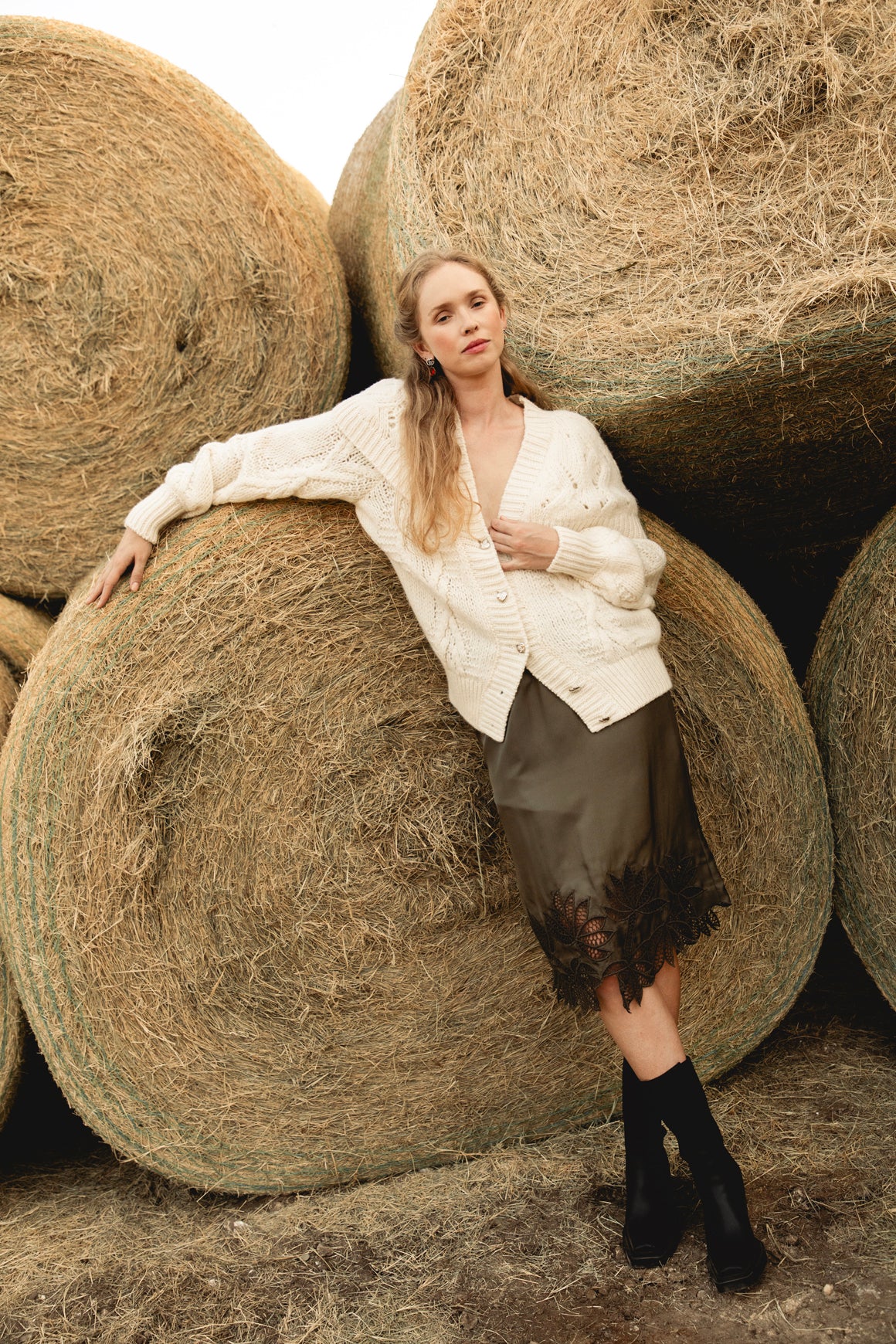 CHANEL Cream Fold-over Heart Button Cardigan (Sz.38/2)