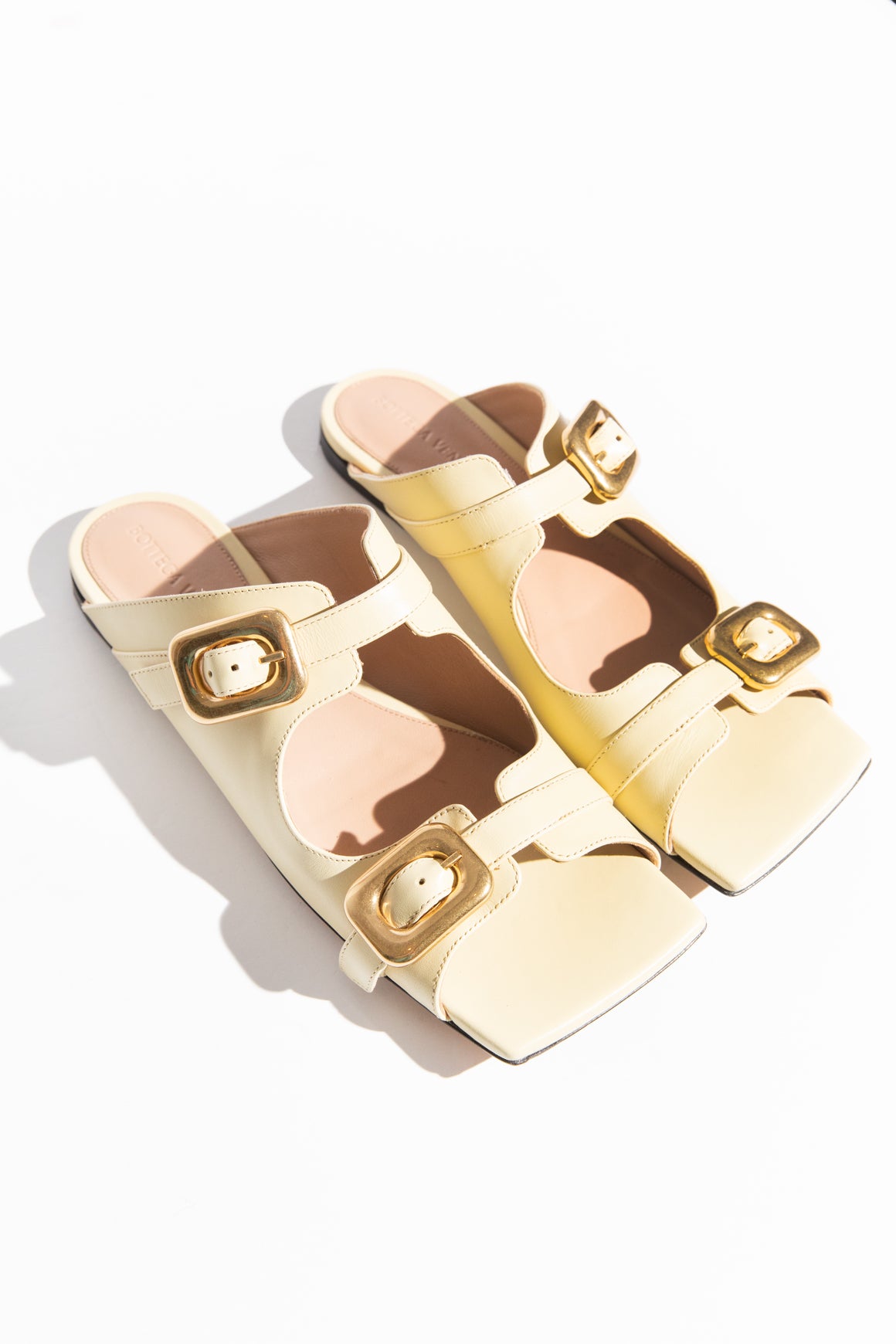 BOTTEGA VENETA Cream Leather Buckle Strap Sandals (Sz. 37)