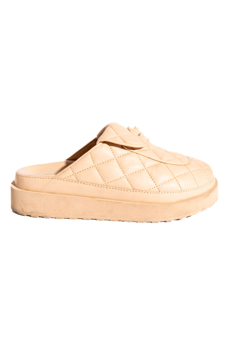 シャネル　CC タンク38 CHANEL Beige CC Turnlock Quilted Nappa Platform Mules (Sz.38
