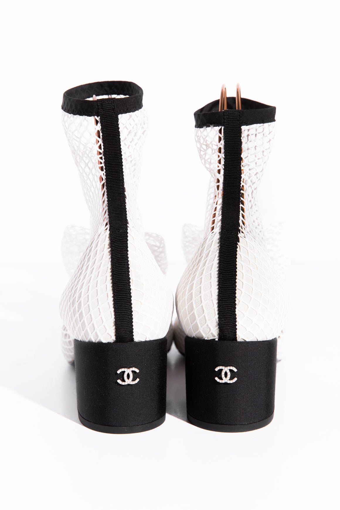 CHANEL White & Black "Resille 90mm" Mary Janes (Sz. 41)