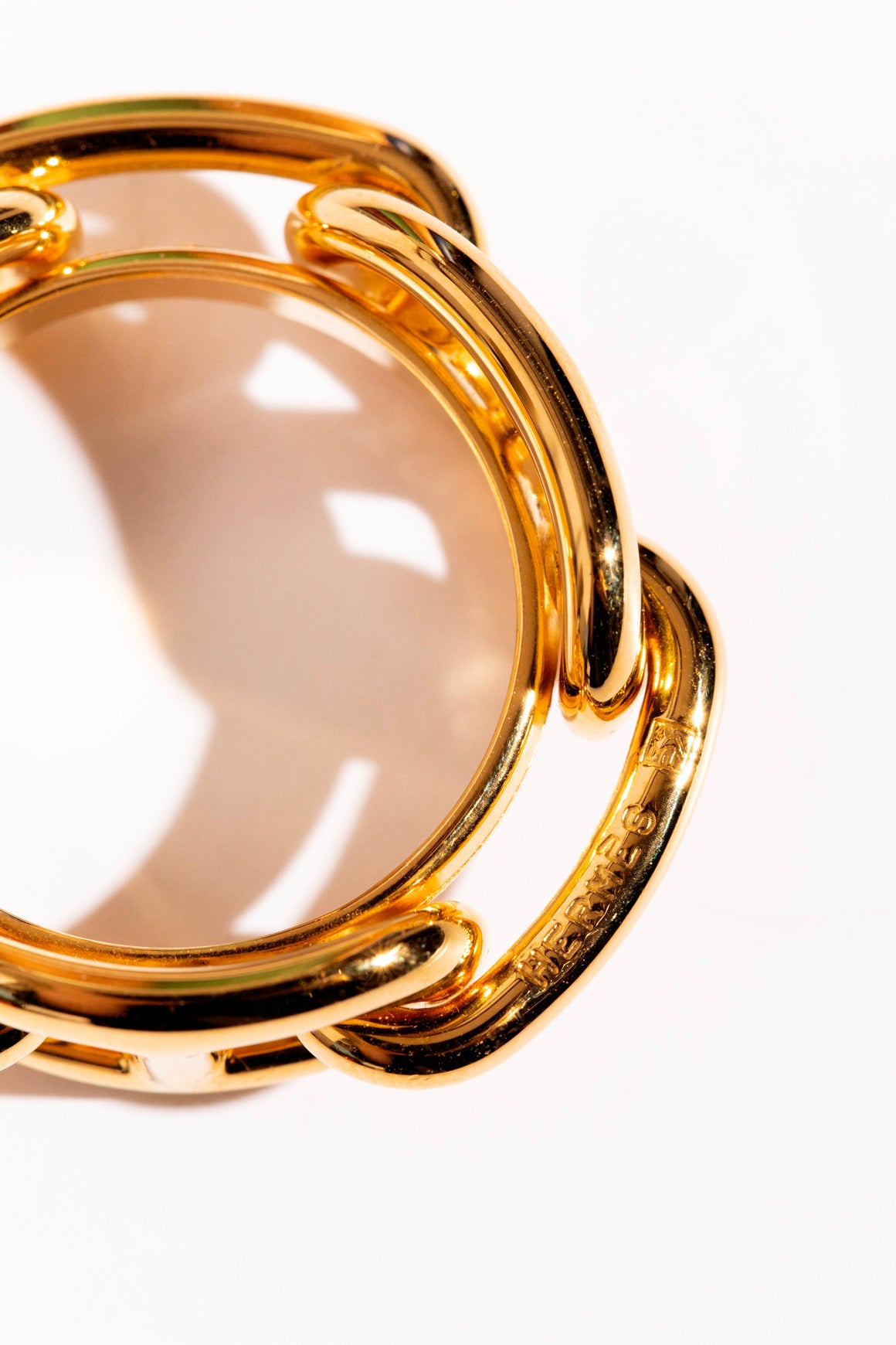 HERMES ANNÉE REGAGRE LALTON リング HERMES Gold Permabrass Regate Scarf Ring | MOSS Consignment